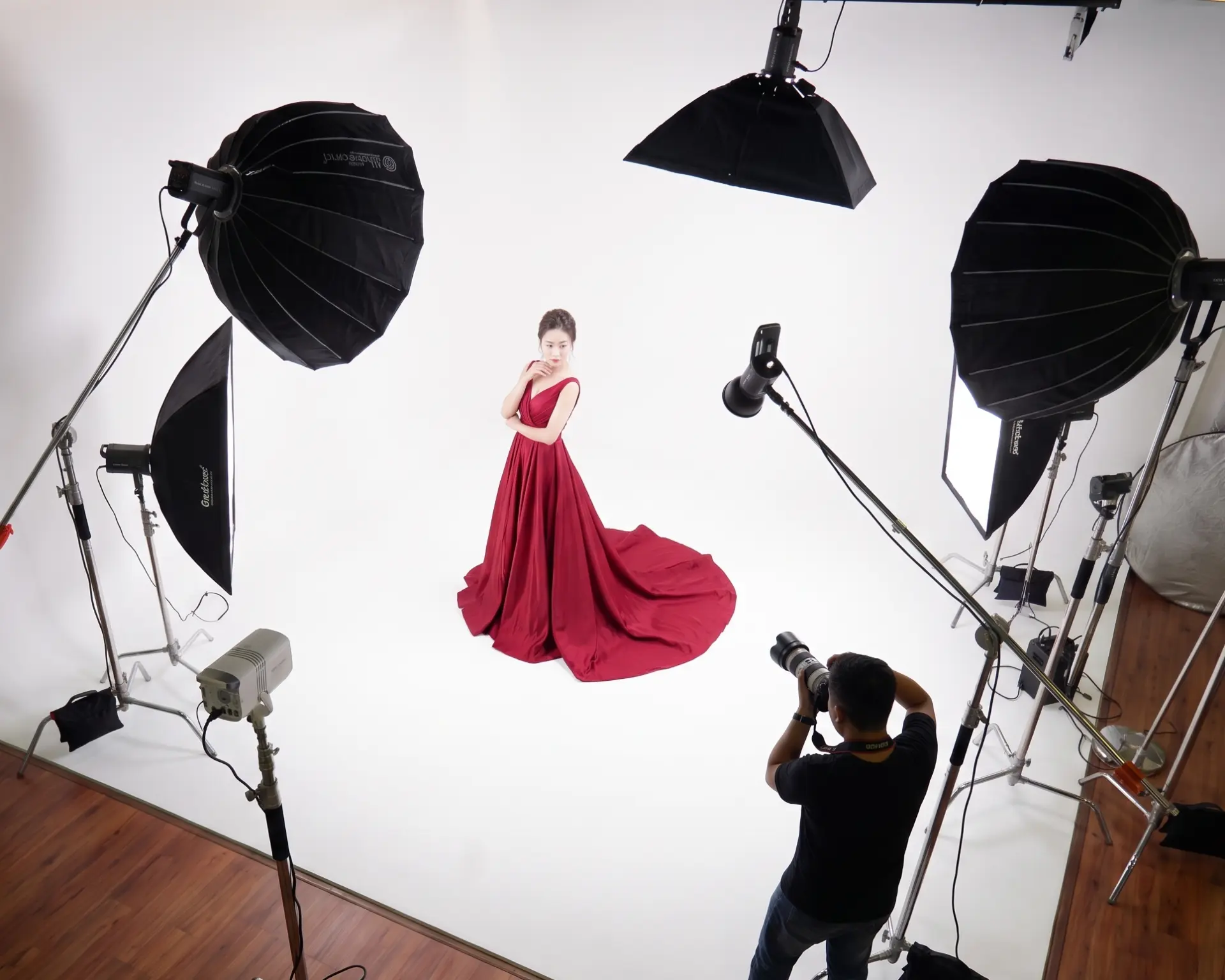 Seamless white cyclorama wall for product photography — view 3